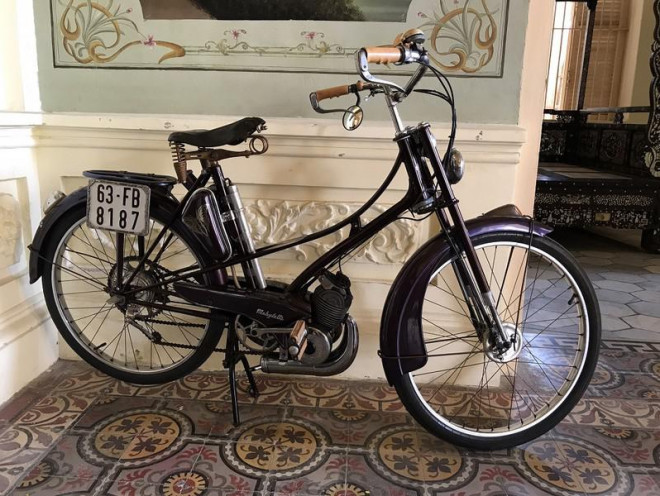 Chiếc xe đạp cũng là một trong những vật dụng được trưng bày trong căn nhà.