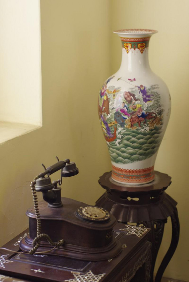 Điện thoại, chiếc bình gốm... cùng nhiều vật dụng khác trong căn nhà đều là những thứ mà Bạch công tử từng dùng, sưu tầm.