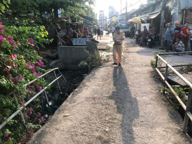 Công an khám nghiệm hiện trường vụ việc. Ảnh: Nguyễn Yên