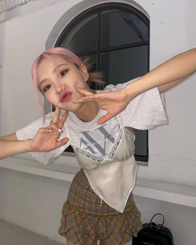 Một chiếc áo 3 phong cách: Rosé liệu có chiếm ưu thế trong màn đụng hàng thú vị này? - 2