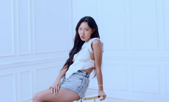 Một chiếc áo 3 phong cách: Rosé liệu có chiếm ưu thế trong màn đụng hàng thú vị này? - 3