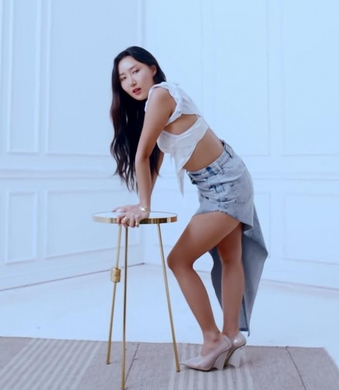 Một chiếc áo 3 phong cách: Rosé liệu có chiếm ưu thế trong màn đụng hàng thú vị này? - 4