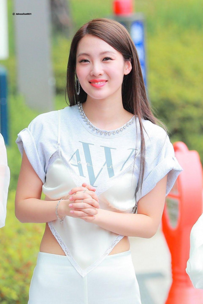 Một chiếc áo 3 phong cách: Rosé liệu có chiếm ưu thế trong màn đụng hàng thú vị này? - 6