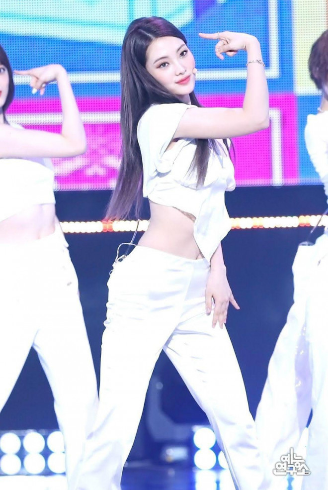 Một chiếc áo 3 phong cách: Rosé liệu có chiếm ưu thế trong màn đụng hàng thú vị này? - 5