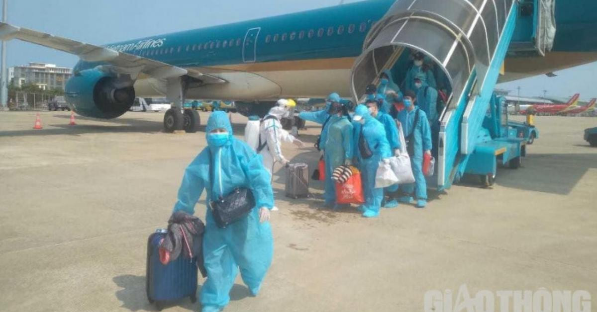 Tin tức trong ngày - Công dân được giải cứu từ Hàn Quốc vui đến quên cả hành lý khi về nước