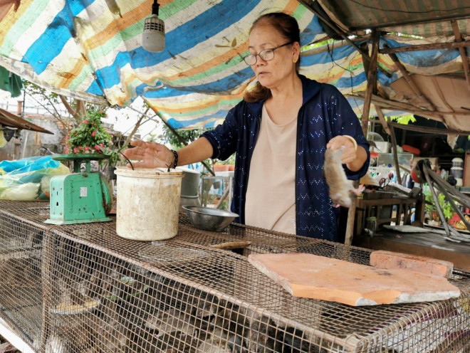Theo bà Nguyễn Thị Mười, có thời điểm nguồn cung khan hiếm, giá chuột đồng lên mức 120.000 đồng/kg. Ảnh: CK