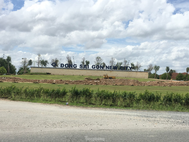 Trên thực tế, huyện Nhơn Trạch chỉ
cách quận 2 và quận 9 của TP.HCM một con sông nhưng giá đất chỉ
bằng 1/5-1/3 so giá đất của các quận này. Nguyên nhân là không có
hạ tầng kết nối, thiếu tiện ích và hạ tầng xã hội.