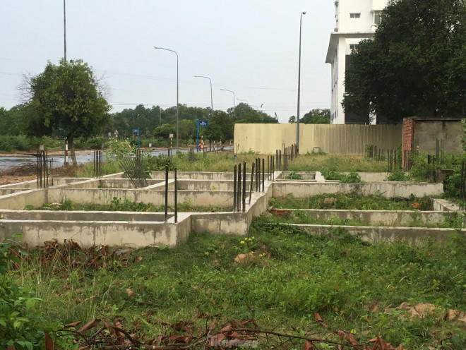 Không chỉ nhà phố, đất nền mà ngay cả
chung cư ở Nhơn Trạch cũng lâm vào cảnh bỏ hoang.