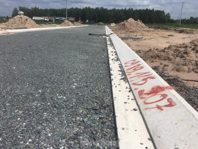 Ở Nhơn Trạch, nhan nhản số điện thoại
rao bán đất kiểu này.