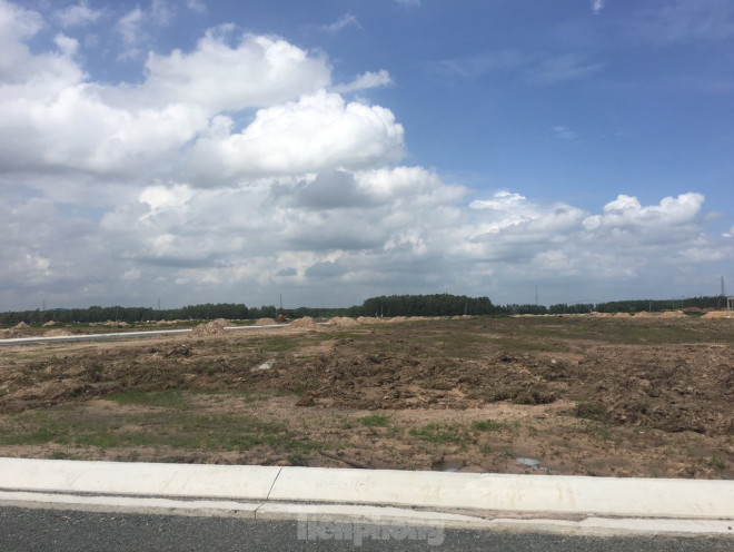 Nhiều khu đô thị còn chưa nên hình
hài.