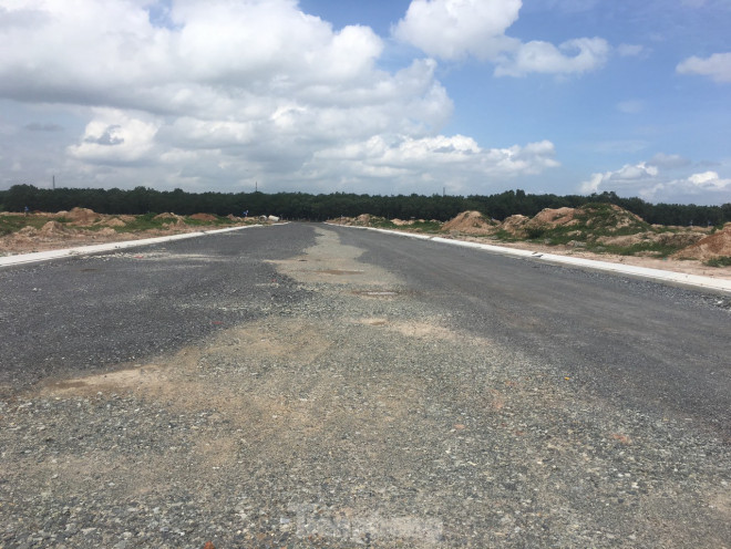 Nguyên nhân sâu xa hơn, theo HoREA,
hiện nay các đô thị vệ tinh kế cận Sài Gòn đang xuất hiện rất
nhiều, có thể kể đến các dự án ở Cần Giuộc, Bến Lức, Đồng Nai, Bình
Dương, thậm chí xa hơn...