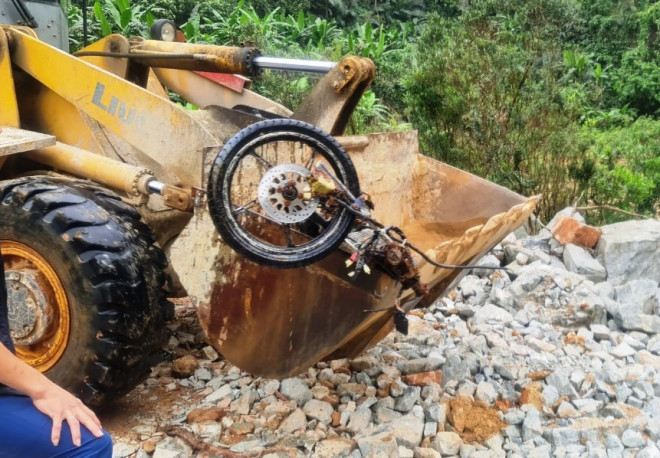 Trước đó, gần khu vực của vực nước sâu, lực lượng chức năng đã phát hiện ra giấy tờ tùy thân, xe gắn máy của nạn nhân bị vùi lấp ở một bãi bồi.