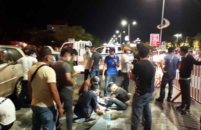 Các trinh sát hình sự Công an TP Tuy Hòa vây bắt nhóm cưỡng đoạt tài sản.