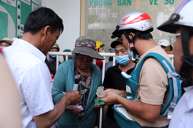 "Cháy vé" xem Lee Nguyễn đấu đội bóng bầu Đức, so tài Công Phượng - 9