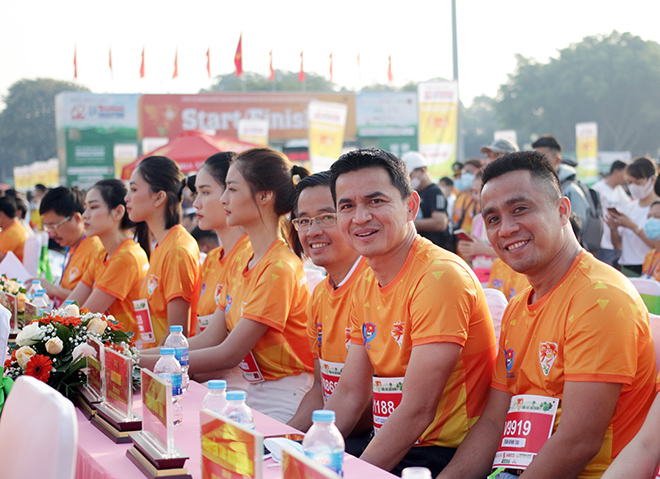 Sáng ngày 28/3, HLV Kiatisak cùng đại diện CLB HAGL có mặt ở quảng trường Đại đoàn kết (TP Pleiku, Gia Lai), để tham dự Lễ khai mạc&nbsp;Giải vô địch Quốc gia Marathon và cự ly dài báo Tiền Phong lần thứ 62.