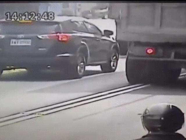 Tin tức ô tô - SỐC: Xe tải nổ lốp bắn vỡ kính ô tô con phía sau cực nguy hiểm