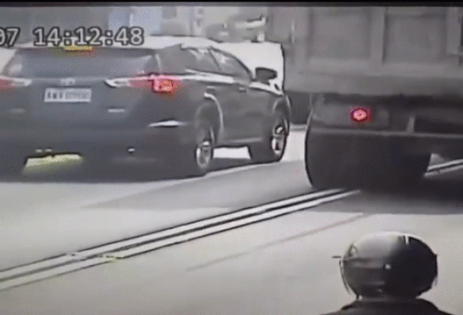 SỐC: Xe tải nổ lốp bắn vỡ kính ô tô con phía sau cực nguy hiểm - 1