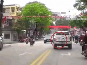 Media - Dắt tay nhau chạy sang đường, 2 bé gái bị ô tô tông trúng