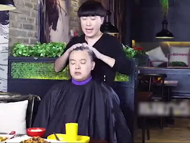 Video Clip Cười - Anh đầu bếp xui xẻo không may gặp phải anh thợ cắt tóc "cơ hội"