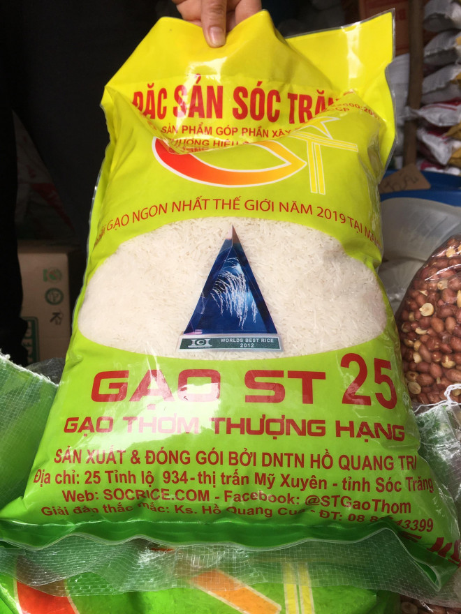 Bao gạo ST 25 được làm nhái rất tinh vi tại một cửa hàng ở phố Dịch Vọng, Cầu Giấy