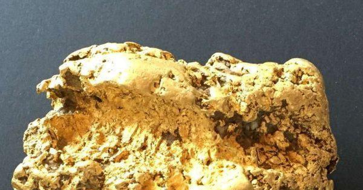 Kinh doanh - "Buồn tay" nhặt đá ai ngờ vớ phải khối vàng 1,4 kg