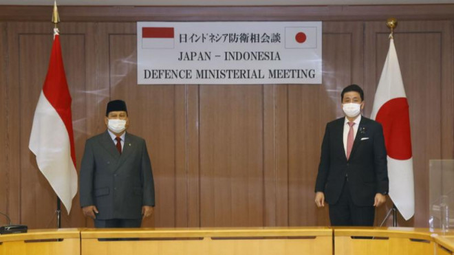 Bộ trưởng Quốc phòng Indonesia&nbsp;Prabowo Subianto (trái) và người đồng cấp Nhật&nbsp;Nobuo Kishi. Ảnh: KYODO&nbsp;