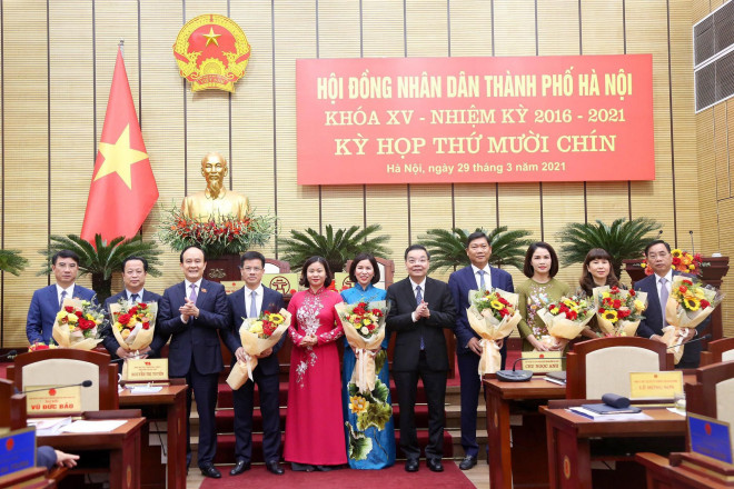 Lãnh đạo thành phố tặng hoa chúc mừng các đồng chí được kiện toàn và miễn nhiệm Ủy viên UBND TP