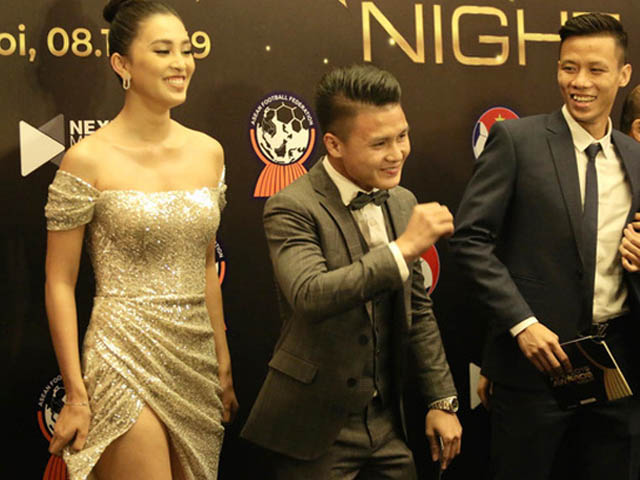 Giải trí - Đỗ Hùng Dũng đỏ mặt bên Ninh Dương Lan Ngọc vẫn "chưa là gì" với Quang Hải lúng túng trước hoa hậu VN