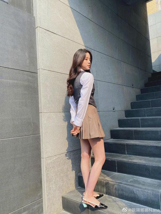 Âu Dương Na Na xuất hiện với visual “thanh xuân vườn trường” quả xứng “nữ thần thời trang" - 2