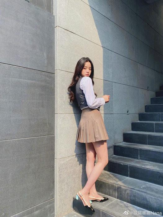 Âu Dương Na Na xuất hiện với visual “thanh xuân vườn trường” quả xứng “nữ thần thời trang" - 1