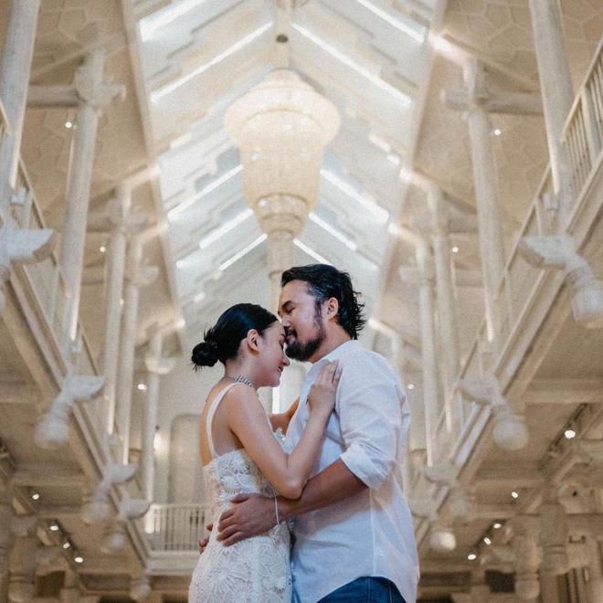 Năm 2019, cô gây chú ý khi kết hôn với ông xã người Thái Lan hơn 15 tuổi. Ông xã của Angela Chu được biết đến là doanh nhân thành đạt trong lĩnh vực sản xuất nhựa dùng cho ô tô.