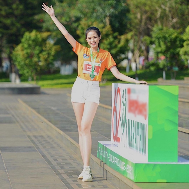 Hoa hậu Đỗ Thị Hà khoe đôi chân dài 1m2 trong trang phục áo phông kết hợp với quần short và đi giày thể thao.
