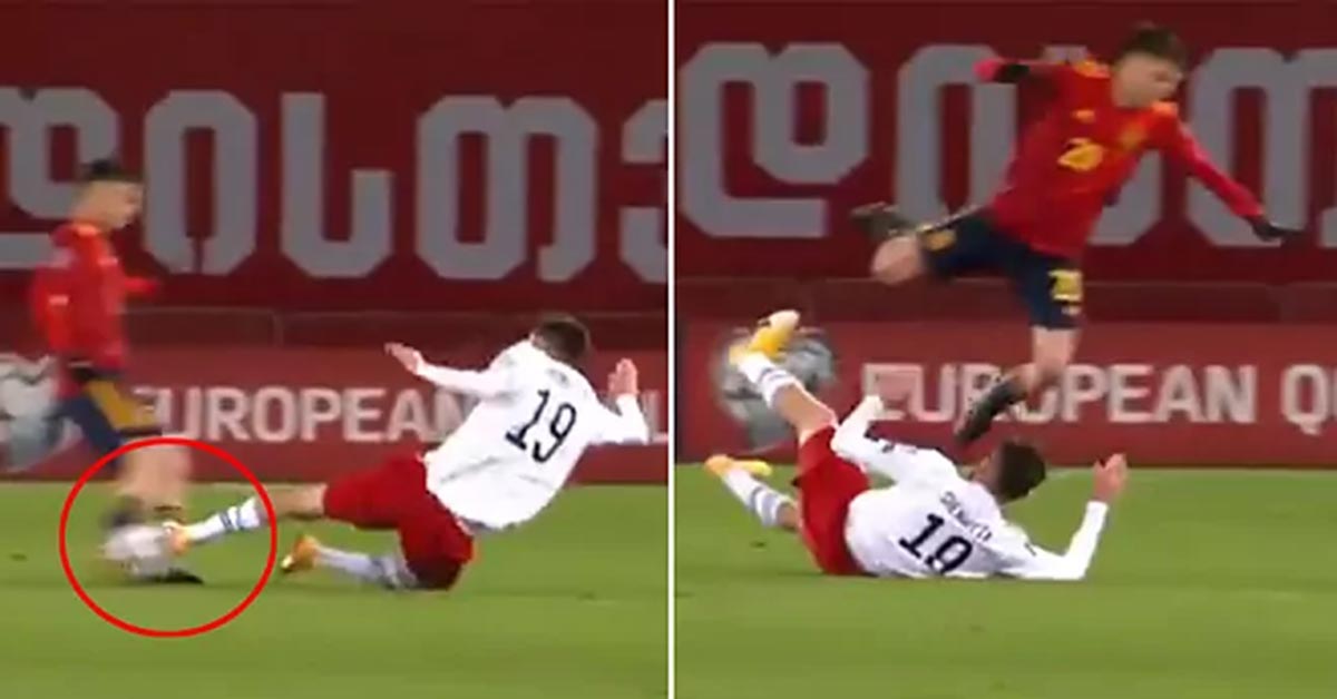 SAO Barca đàn em Messi bị “đốn củi” như Hùng Dũng, bay người trên không