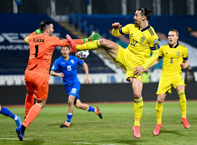 Ibrahimovic tung cú &#34;kung fu&#34; kiến tạo, Lewandowski rực cháy với cú đúp - 1