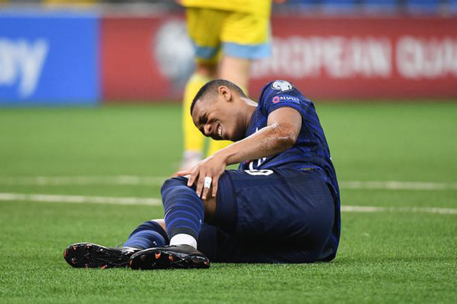 Martial dính chấn thương đầu gối trái khi đá trên sân cỏ nhân tạo ở Kazakhstan