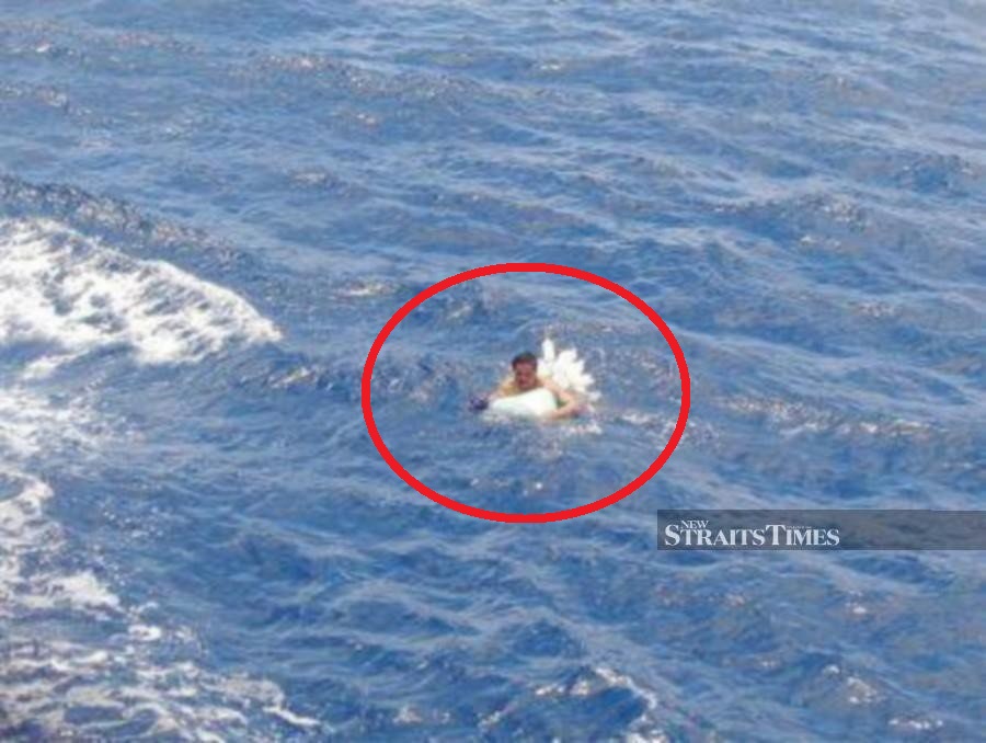 Thuyền viên Việt bám vào phao lênh đênh trên biển suốt 5 ngày. Ảnh: NST