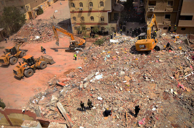 Hiện trường đổ nát sau vụ sập toà nhà 9 tầng ở Cairo, Ai Cập.