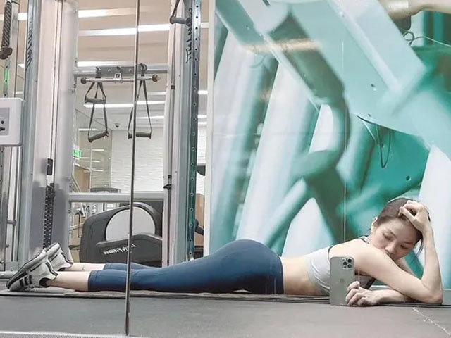 Làm đẹp - Lệ Quyên nằm bò ra sàn tập chứng minh không "gầy xơ xác"