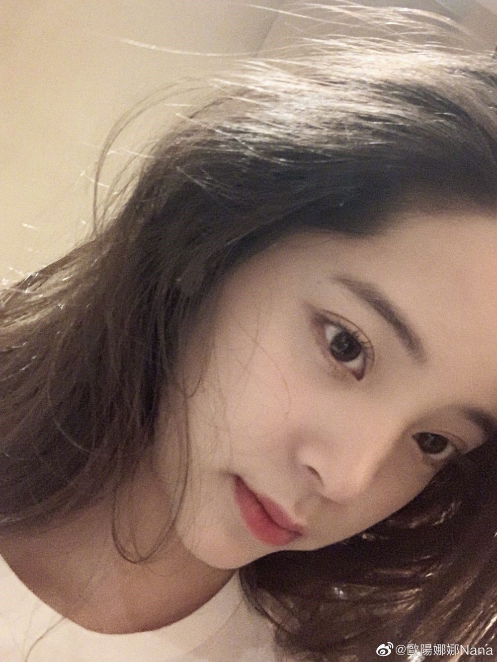  Âu Dương Na Na vẫn đẹp kể cả khi mặt mộc.