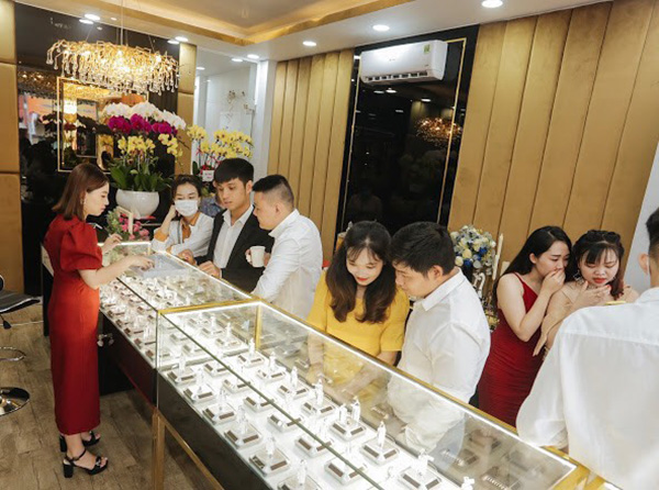 Khách hàng tin tưởng lựa chọn kim cương thiên nhiên Cao Hùng 