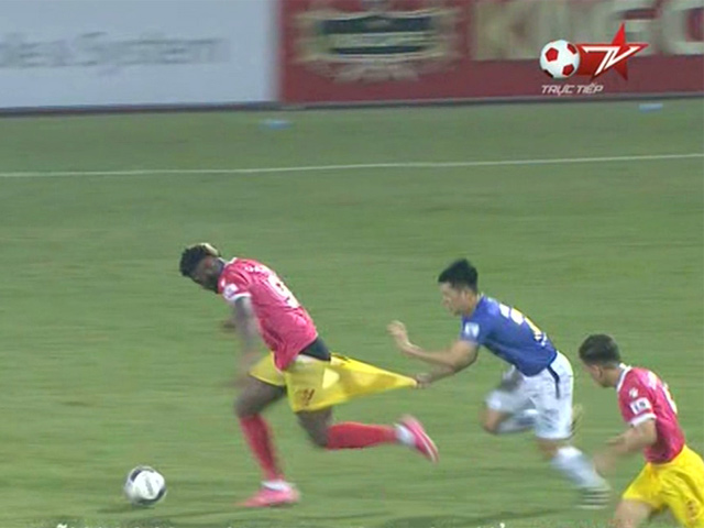 Bóng đá - Đình Trọng kéo tụt quần Chevaughn Walsh, nhiều fan trên sân "đỏ mặt"