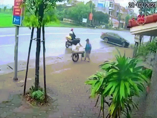 Tin tức trong ngày - CLIP: Xe máy tông thẳng vào xế hộp đang lùi từ nhà ra đường