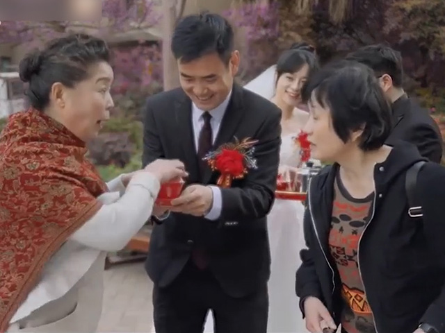 Video Clip Cười - Mỗi khi phụ nữ buôn chuyện cho dù "trời sập" cũng mặc kệ