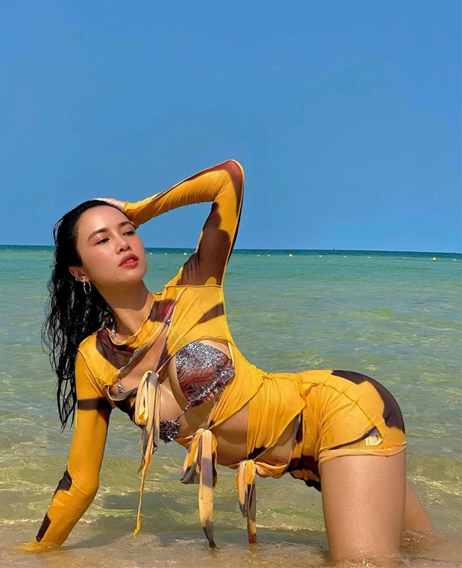 Vũ Ngọc Anh được mệnh danh là "Bom sex" màn ảnh Việt nhờ nhan sắc xinh đẹp, ngọt ngào nhưng body gợi cảm với số đo 3 vòng quyến rũ.
