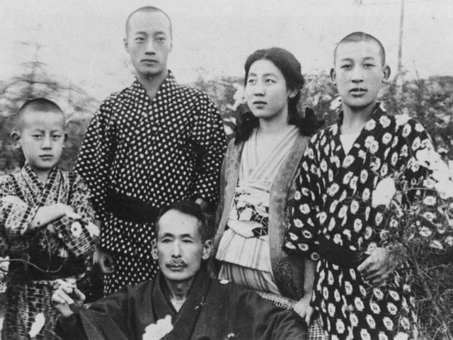 Yoshiko Kawashima cùng với ba người anh và cha nuôi Naniwa Kawashima.