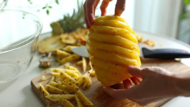 Bày cách gọt dứa hoàn hảo mà không cần dao chuyên dụng - 4