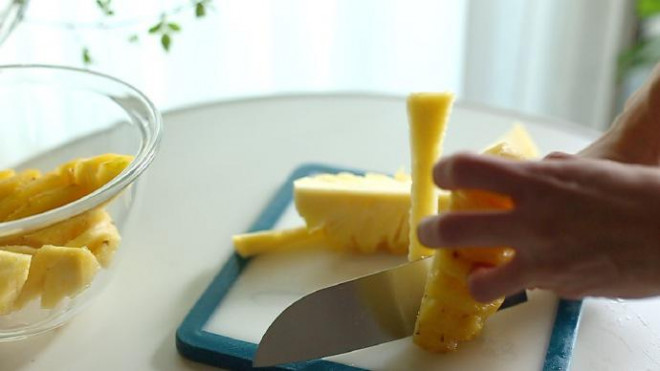 Bày cách gọt dứa hoàn hảo mà không cần dao chuyên dụng - 5