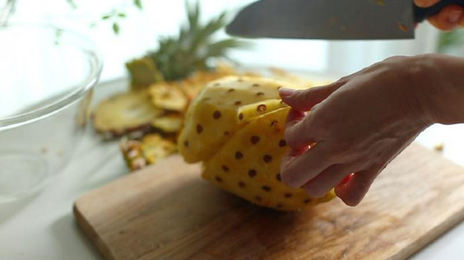 Bày cách gọt dứa hoàn hảo mà không cần dao chuyên dụng - 3