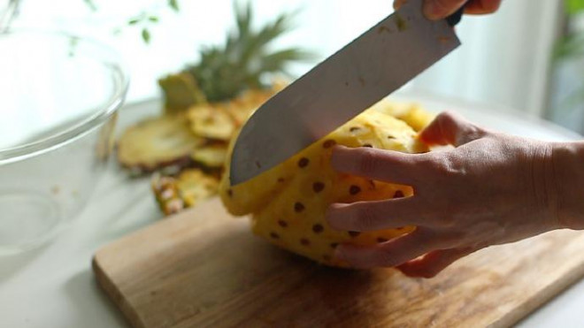 Bày cách gọt dứa hoàn hảo mà không cần dao chuyên dụng - 2