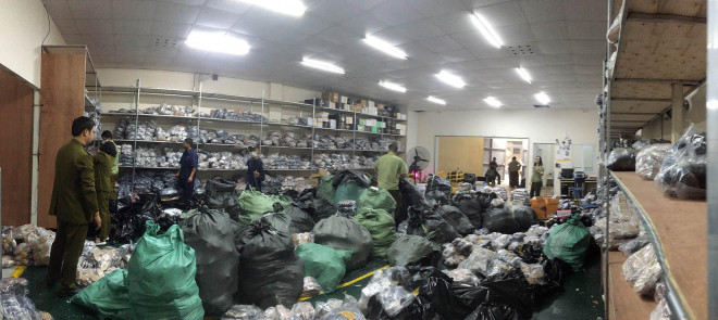 Toàn cảnh buổi kiểm tra đột xuất kho hàng rộng hơn 100 m2 chứa khoảng 3.000 đôi giày dép nhái các thương hiệu nổi tiếng tại địa bàn quận Long Biên, TP Hà Nội.